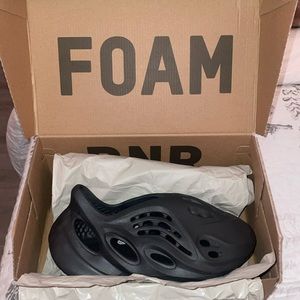 Yeezy Foam Runners in color way ( Onyx ) Size 5